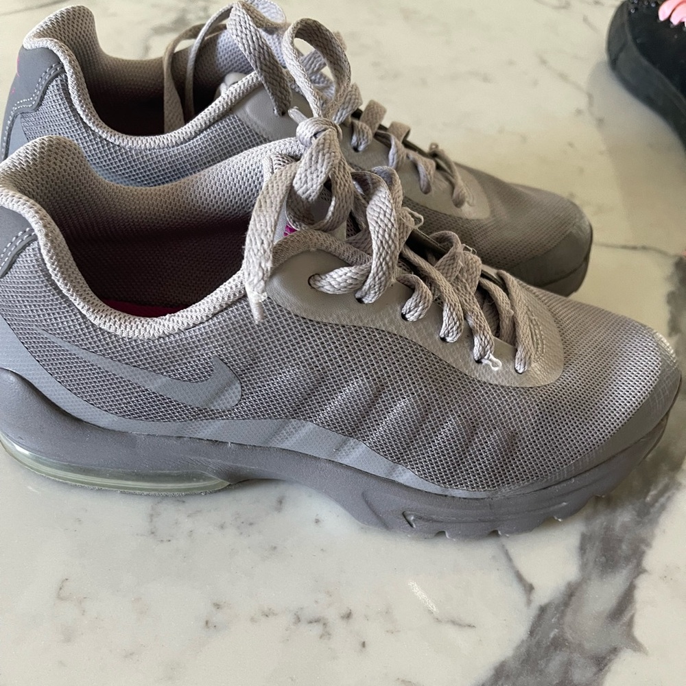 Women Nike atlethic shoes. Color grey and pink. Size 5.